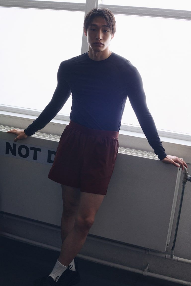 Mid-Length Sports Shorts with DryMove™