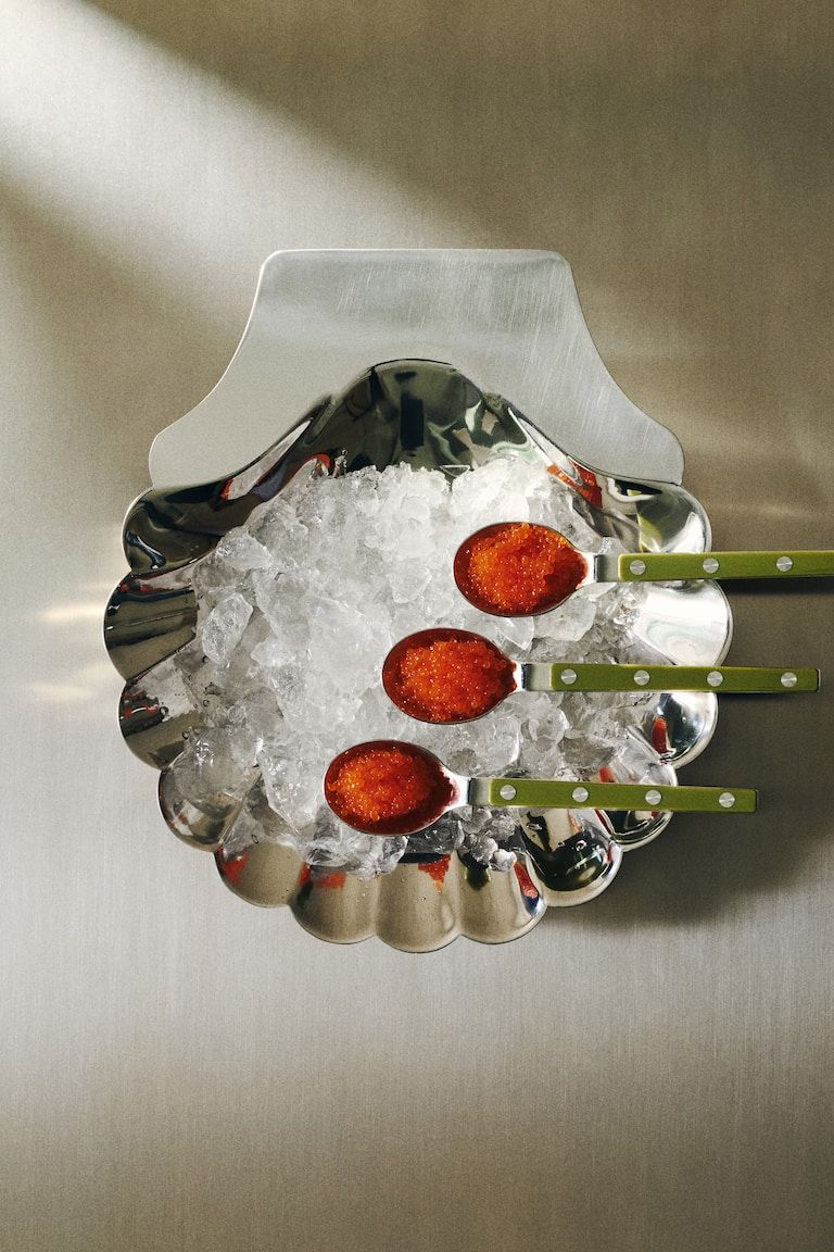 Seashell-shaped serving bowl