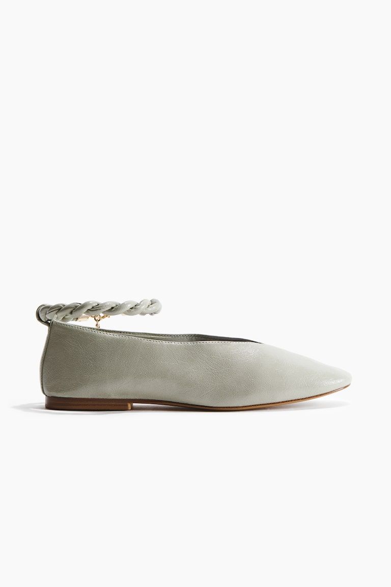 Twist-Detail Flats