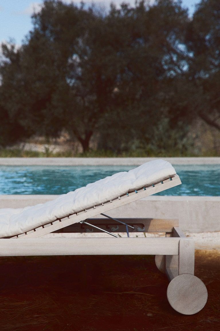 Water-Repellent Beach Mattress